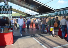 De kramen stonden goed efficiënt opgesteld, waardoor er in deze tent ruimte was voor tientallen leveranciers. 